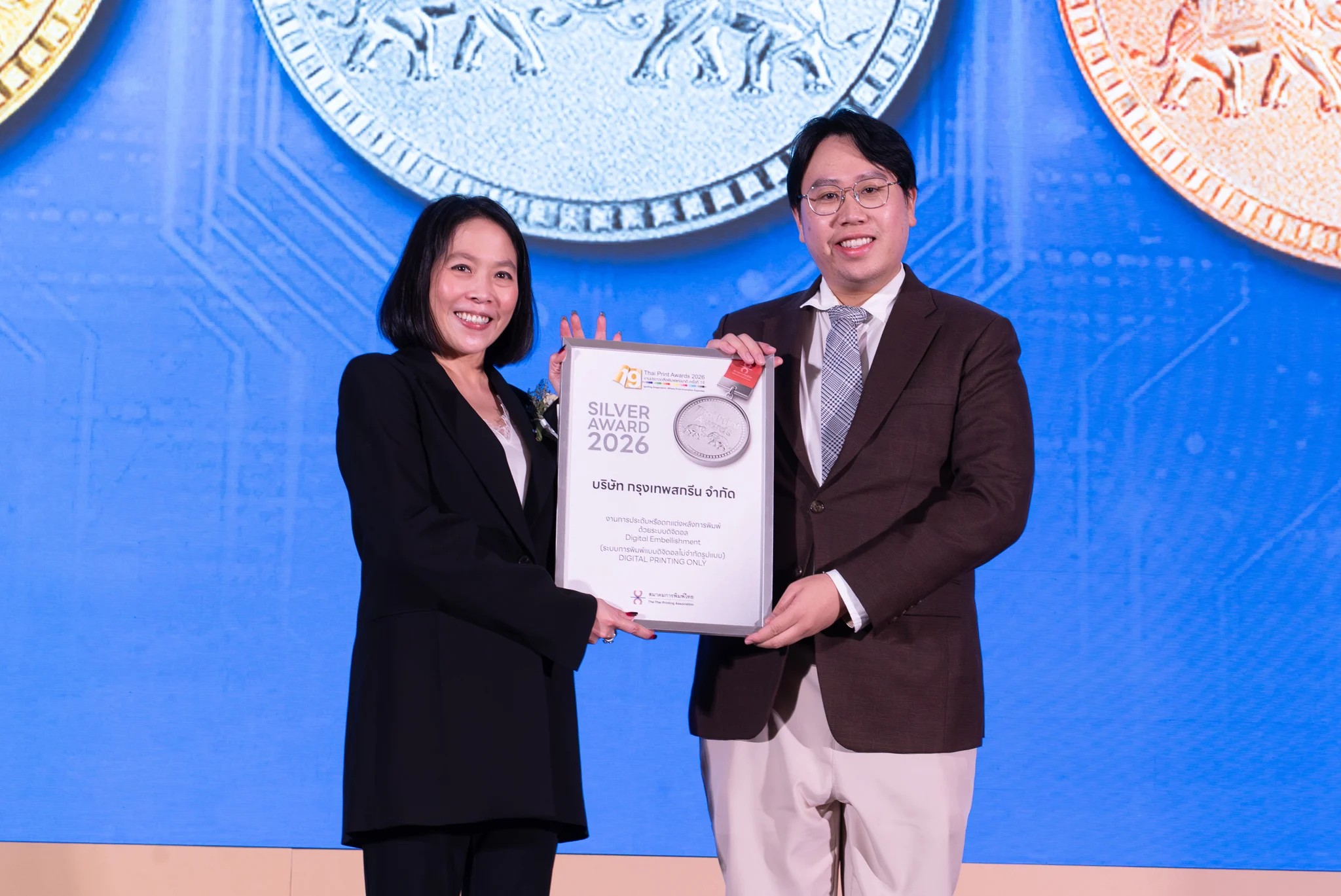 บริษัท กรุงเทพสกรีน จำกัด คว้ารางวัล Silver Award หมวด Digital Embellishment จากผลงาน “Shifting Light (แสงที่แปรเปลี่ยน)” ในเวที Thai Print Awards 2026